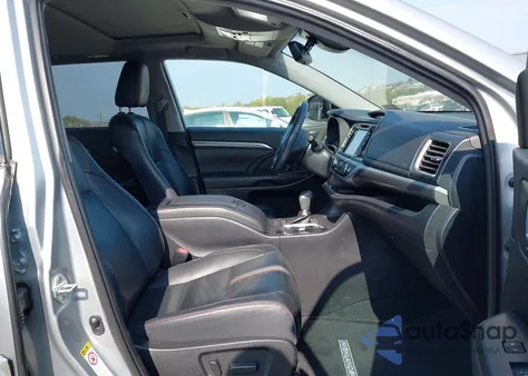 2019 Toyota Highlander Se из США, поврежденный, VIN 5TDJZRFH0KS599087